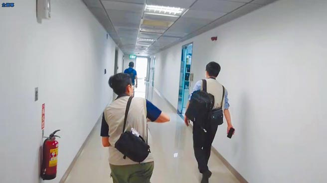 新竹地檢署13日兵分三路搜索台元科技園區內，一處由通富微電子公司私設的研發及業務中心。（翻攝照片／莊旻靜新竹傳真）