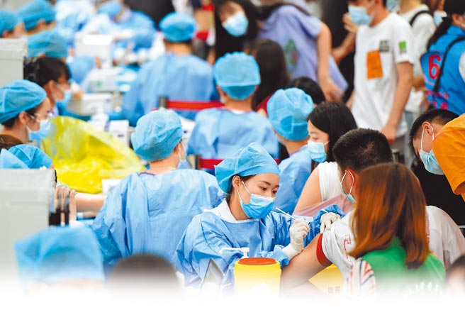 時隔多日，大陸安徽省出現新冠肺炎本土病例。圖為13日安徽農業大學學生在接種疫苗。（新華社）