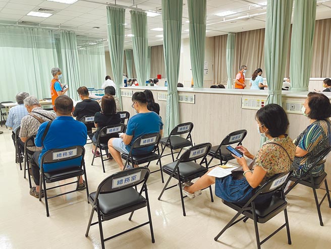 因应本土疫情升温，民眾接种新冠肺炎意愿提高，中国医药大学新竹附设医院近日有不少民眾前往接种疫苗。（院方提供／庄旻静新竹传真）