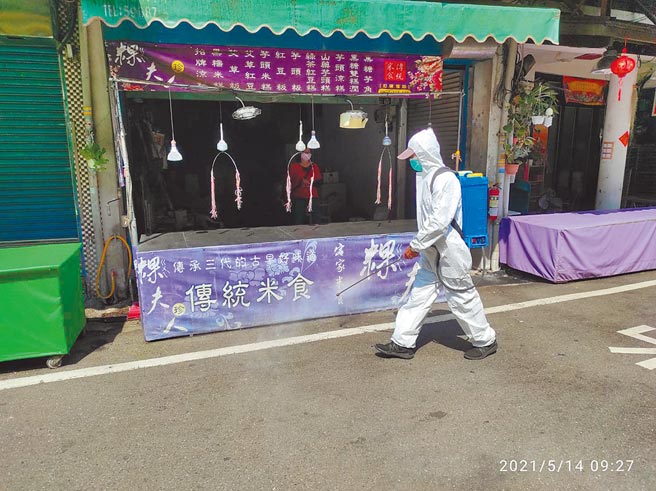 因应疫情升温，各地方政府陆续决定取消大型活动，以防群聚感染。图为内湾老街，因有确诊者到过，地方政府紧急消毒。（翻摄照片／庄旻静新竹传真）