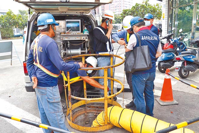 嘉义市污水下水道施工中，用TV检视管线。（嘉义市政府提供／廖素慧嘉市传真）