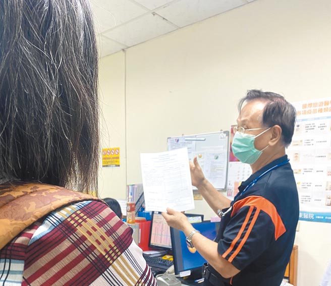 台东陈姓民眾日前至部东医院接种疫苗，整个流程未照SOP草率行事，医生对着大批民眾卫教宣导后就开打，让他相当傻眼。（民眾提供／蔡旻妤台东传真）