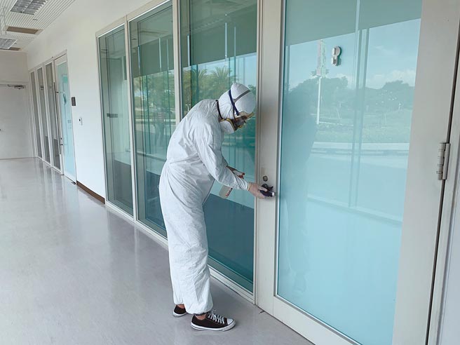 新冠肺炎疫情升温，卫武营国家艺术文化中心14日起展开大消毒。（卫武营提供／曹明正高雄传真）