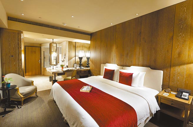 云朗观光集团旗下7家饭店齐推入住7天以上适用的「防疫备援B方案─把安全留给家人」，图为君品酒店雅致客房。（云朗观光集团提供）