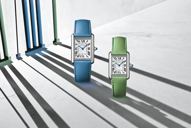 卡地亚Tank Must腕表搭载环保节能概念的SolarBeat太阳能机芯，电池寿命为16年，搭配以苹果皮制成的人造皮革表带。（CARTIER提供）