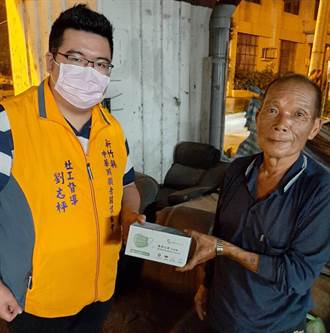 新竹縣中華照顧者關懷協會贈街友口罩防疫