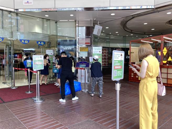 SOGO採入馆实联制，可扫QR Code，或由工作人员协助留下顾客名字跟联络方式。（SOGO提供） 