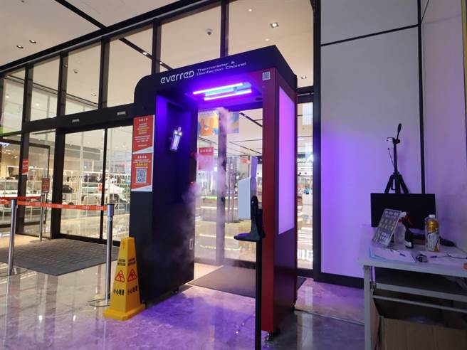 新莊宏匯廣場與泰和清潔合作，率先啟用獨步全台的智慧防疫門。（宏匯廣場提供）