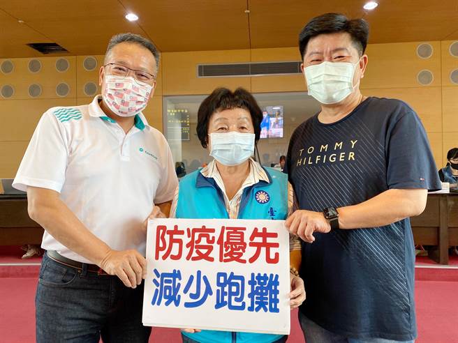 台中市议会国民党团书记长陈政显（右）等，呼吁党籍议员务必减少地方行程，并尽量以电话致意。（陈世宗摄）