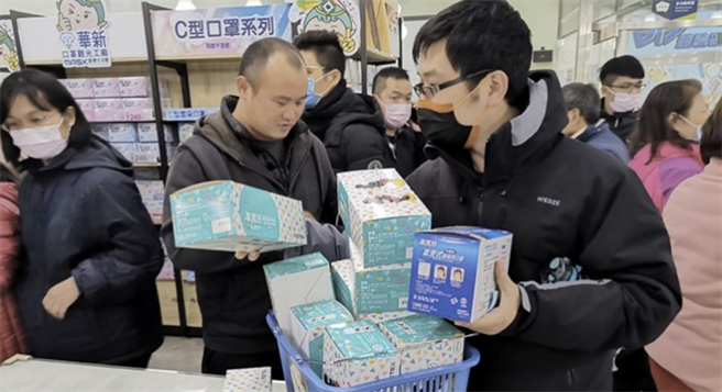 台灣疫情爆炸，原本沒人買的口罩也應聲喊漲。圖為民眾搶購口罩，示意圖非當事人。（資料照 吳建輝攝）