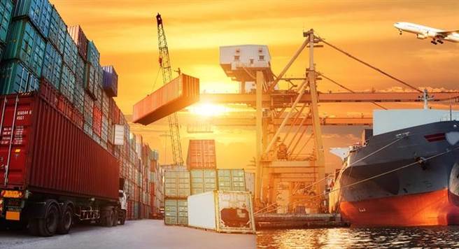 同在边境工作海运怎没变破口，内行网友表示，海运每次出勤长达数月，上岸后的休息时间也较长；反观航运顶多出勤一周，但回来隔离两周又要出勤，两者是有落差的。（示意图／Shutterstock）