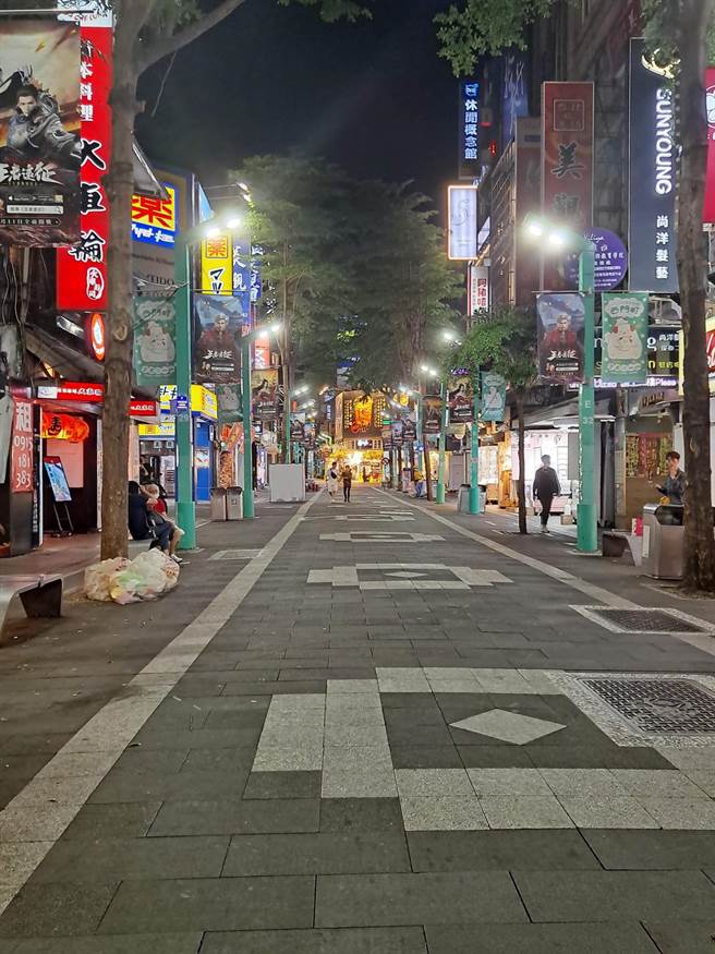 疫情升温，西门町的街道空荡荡的，与过去热闹的场景落差很大。（图／张哲生提供）