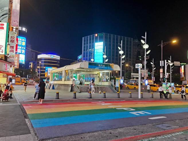 原本游客眾多的西门捷运站，周六、日人潮锐减，大马媒体大讚台人防疫非常自律。（图／张哲生提供）