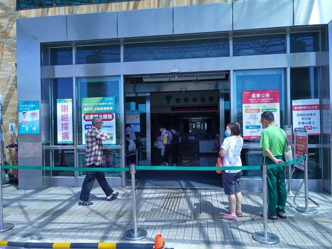 万华区当地联合、中兴2间医院医护人员抱怨，附近餐厅因疫情歇业，他们已好几天吃超商微波食品，甚至有业者直接取消医院订单。（中时资料照）