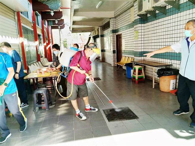 高巿准三级防疫，民政系统动员清消。（民政局提供／曹明正高雄传真）