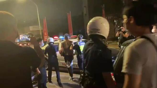 警方逮捕斗殴民眾。（王扬杰翻摄）