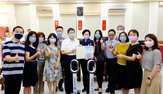 县议员吴淑君（中右）捐赠自动消毒机给湖口乡10所学校，县长杨文科（中左）颁发感谢状。（罗浚滨摄）