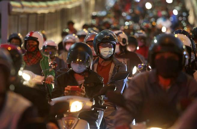 网传高雄骑机车不戴口罩，17日起将开罚3千到1.5万元，事实查核中心澄清是错误讯息，没有这项措施。（中时资料照 王锦河摄）