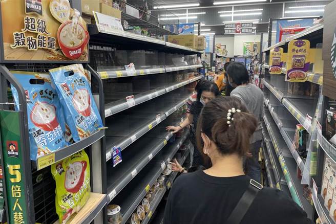 雙北升級三級警戒後，民眾湧入賣場搶購物資，架上貨品一空。（資料照）