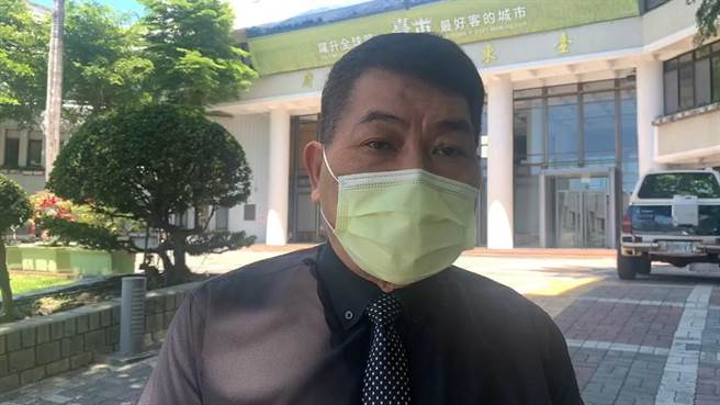 台东县绿岛乡民提出封岛，乡长谢贤裕表示，目前己经有8成的旅宿、饭店餐饮业者，自发性不接游客。（蔡旻妤摄）