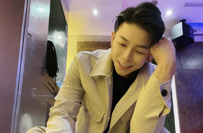 網紅團體「瘋男」成員Nick，擔心捷運人多而搭計程車，卻被通知司機疑似確診，他須健康管理14天。(翻攝自Crazy Man 瘋男 Nick臉書)