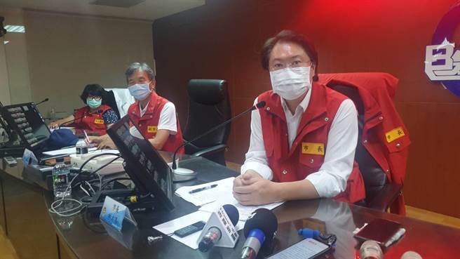 市长林右昌鼓励同仁明天开始轮休、弹性上班，降低流动密度。（陈彩玲摄）