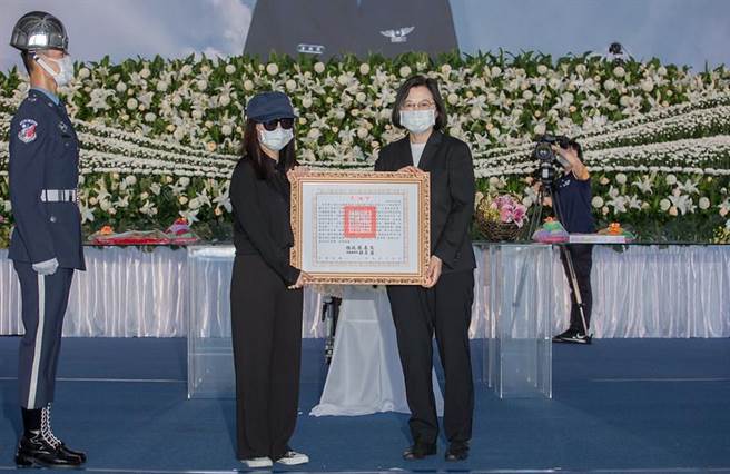 蔡英文在飛官潘穎諄公祭典禮中頒發褒揚令，由遺孀郭怡君女士代表接受。（總統府提供／蔡旻妤台東傳真）