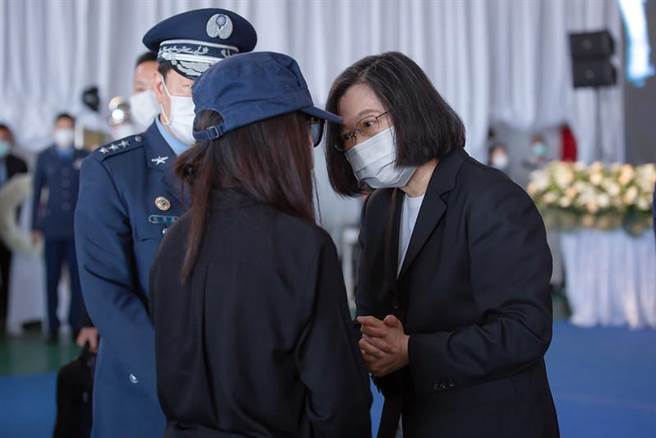 蔡英文在飛官潘穎諄公祭典禮中頒發褒揚令，由遺孀郭怡君女士代表接受。（總統府提供／蔡旻妤台東傳真）