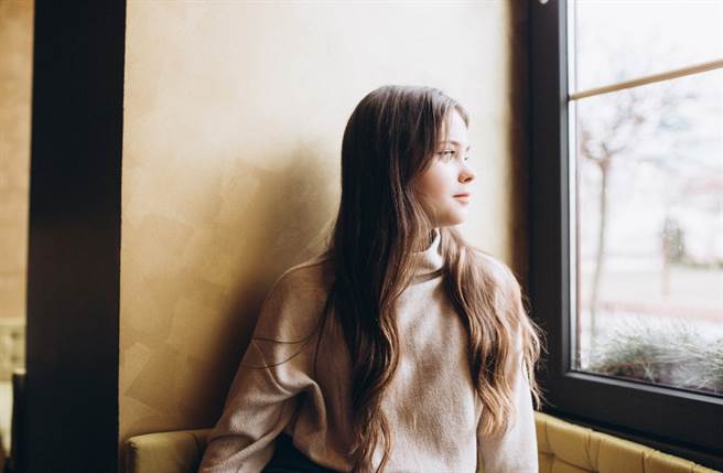 金牛座、双子座及巨蟹座的人最爱故作坚强，即使再怎么伤心，他们也会在表面上装没事，却在背后默默流泪，让人相当心疼。（图／Shutterstock）