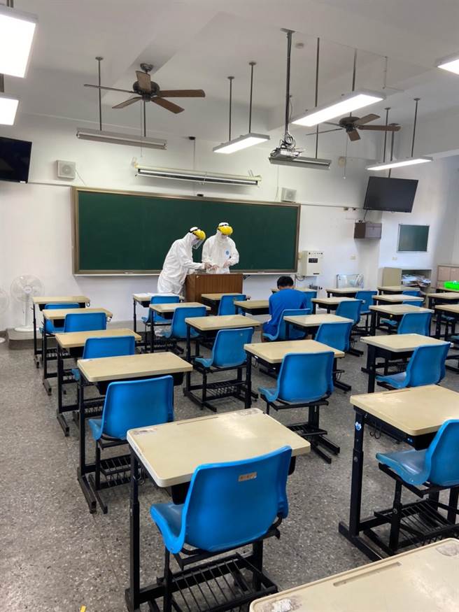 发烧或有呼吸道症状的考生，被安排在第二预备试场应考。（教育部提供／林志成台北传真）