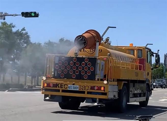 台中市出動霧砲車進行大範圍區域的消毒。（民眾提供）