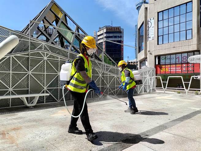 環保局防疫大隊在台中火車站等交通場站及轉運站等，進行全市大消毒。（台中市政府提供）