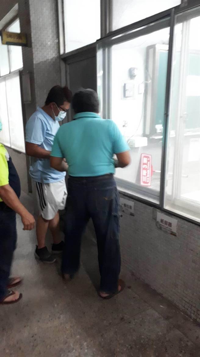 國中會考15日登場，桃園高中考區卻傳出因為防疫要求開窗，紗窗卻破洞，導致監考老師光是在考場就打死60幾隻蚊子。（市議員黃敬平提供／賴佑維桃園傳真）