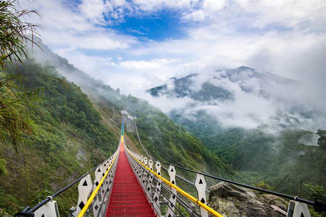 双龙瀑布七彩吊桥园区自17日起将休园一周。（资料照片／陈淑芬台中传真）