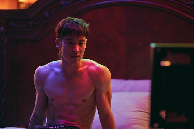 李帝勳裸上身演出地下拳擊手。（Netflix提供）