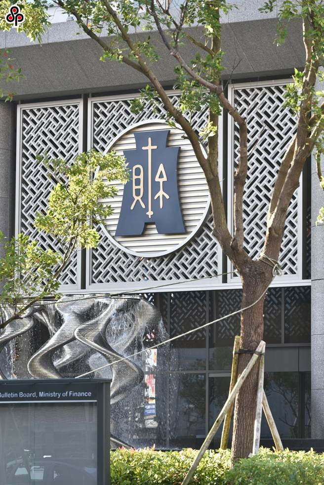 财政部宣布，全国各地区国税局于今年5月28日前，全面停止对外提供所得税报税临柜服务。(本报资料照片)