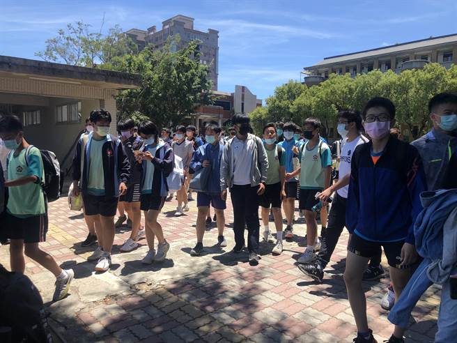 国中教育会考今日中午结束，学生鱼贯走出校门。（台南市政府提供／张毓翎台南传真）