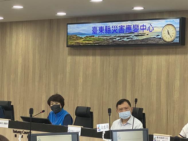 疫情严峻，台东县长饶庆铃16日主持跨局处防疫会议时宣布县内部落文化健康站、图书馆、各夜市等暂停服务或营业至23日。另减收部分税金、土地租金减。（蔡旻妤摄）