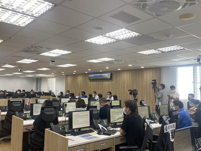 疫情严峻，台东县长饶庆铃16日主持跨局处防疫会议时宣布县内部落文化健康站、图书馆、各夜市等暂停服务或营业至23日。另减收部分税金、土地租金减。（蔡旻妤摄）