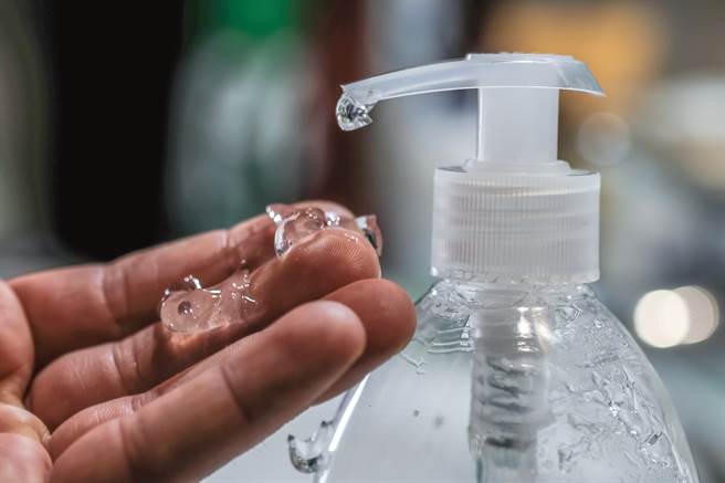 美国一名男子停车时边抽菸边涂乾洗手，意外引发大火，汽车瞬间被烧成废铁。(示意图/达志影像)