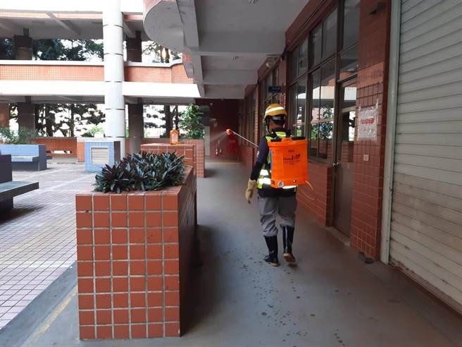 桃园市环保局清洁稽查大队于国中会考日每天都到试场进行消毒，确保考生有一个安全无虞的考试场地。（姜霏摄）