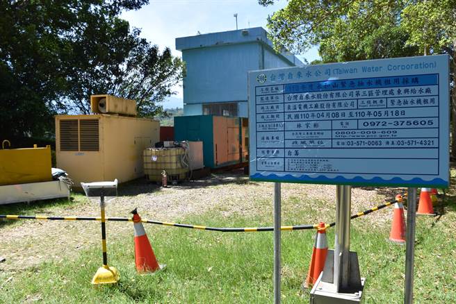 自來水公司從4月8日起就請廠商協助從水庫內抽水供應東興淨水場。（謝明俊攝）