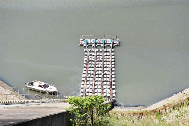 自來水公司從4月8日起就請廠商協助從水庫內抽水供應東興淨水場。（謝明俊攝）