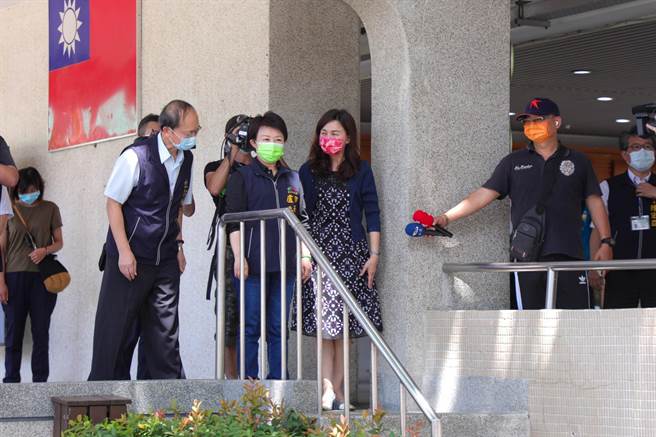 110年国中教育会考16日中午结束，台中市长卢秀燕中午到台中女中视察考后校园消毒情形。(台中市政府提供)