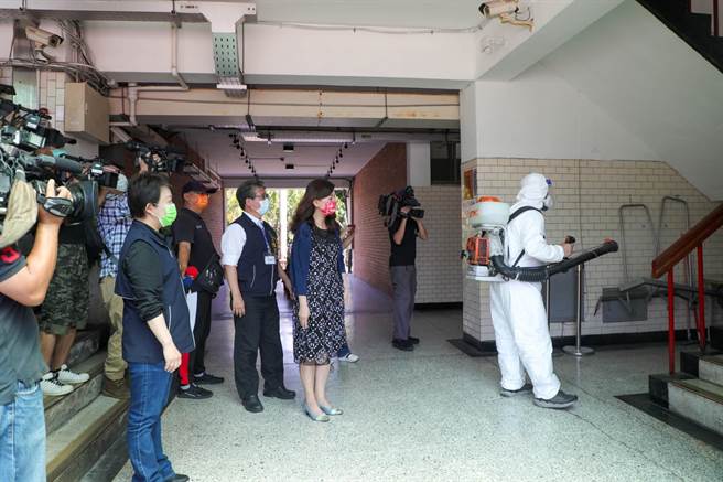 110年国中教育会考16日中午结束，台中市长卢秀燕中午到台中女中视察考后校园消毒情形。(台中市政府提供)