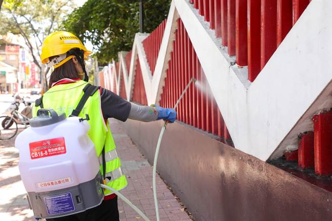 环保局协助各考场学校消毒环境，确保师生安全。(台中市政府提供)