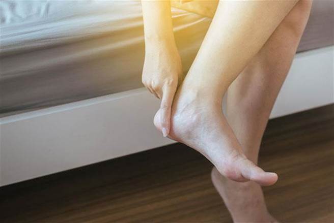 不是變胖！突然腳好腫是大問題 嚴重將截肢恐致命。(示意圖/Shutterstock)
