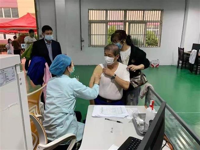 中华统一促进党总裁张安乐4月初在大陆上海接种科兴疫苗，儿子张玮则呼吁民进党政府输入大陆疫苗。（图/张玮提供）
