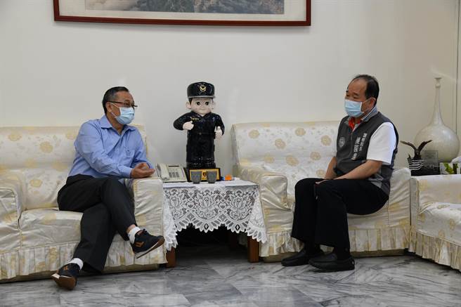 警政署署长陈家钦（左）16日下午2时专程赴桃园市政府警察局慰勉员警执行防疫工作及扫荡暴力犯罪组织的辛劳，由桃园市警局长陈国进（右）陪同。（警方提供／赖佑维桃园传真）
