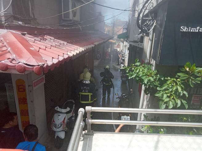 金門后浦城區今天上午發生住宅火警，濃煙四竄嚇壞周遭住家。（金門縣消防局提供）